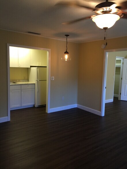 Building Photo - 2241 W Pensacola St