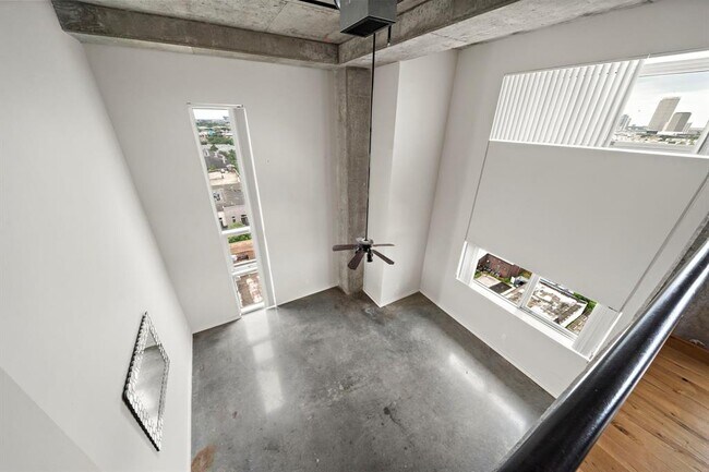 Building Photo - 2000 Bagby St