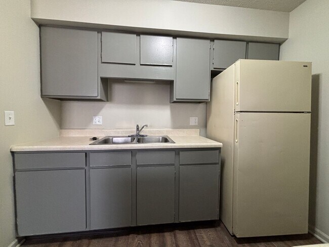 Building Photo - Renovated 2 Bedroom, 1 Bath Apartment at the Brookside Apartments!