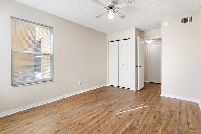 Building Photo - Venetian Place - 612