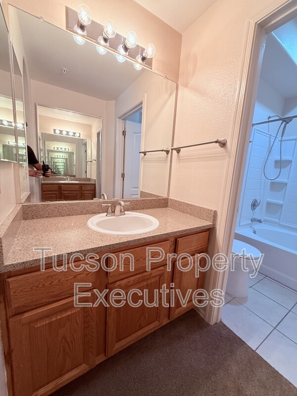 Building Photo - 2550 E River Rd