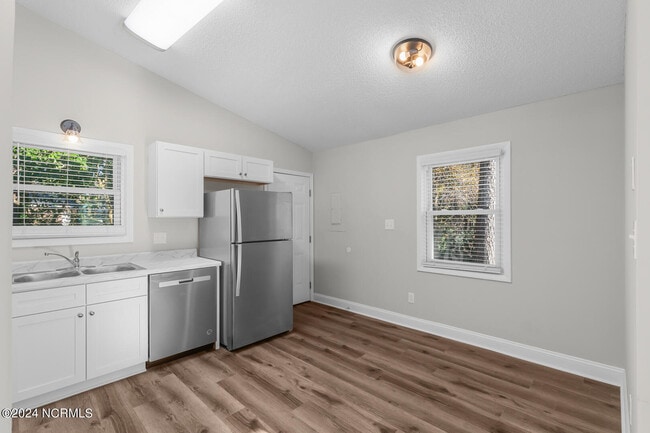 Building Photo - 135 Twinwood Dr