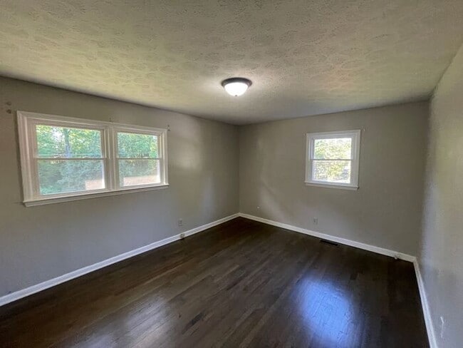 Building Photo - 3/1 Renovated House Available Now! Pet Friendly!