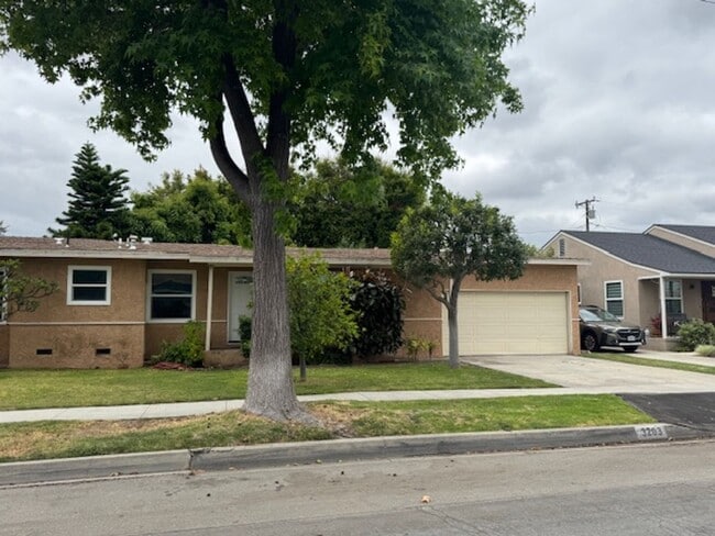 Building Photo - Newly Renovated 4 Bedroom 2 Bath home, wit...