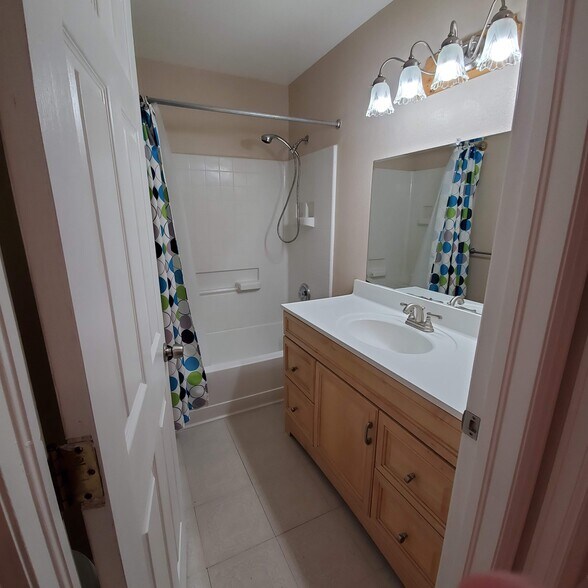 10_Hallway Bathroom_1 - 419 Cooper Ave