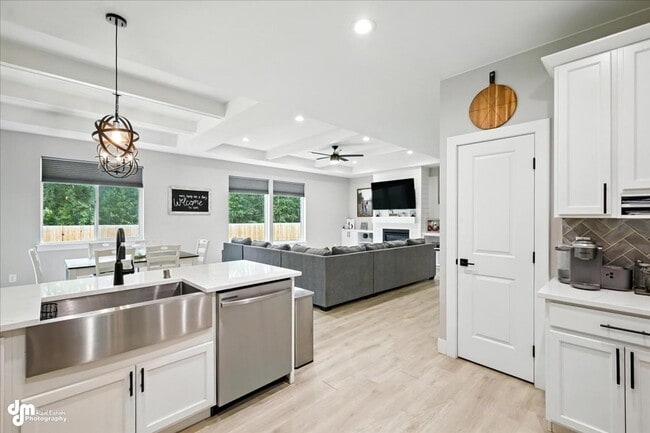 Building Photo - 4 BEDROOM | 2 BATHROOMS | 3 CAR GARAGE | M...