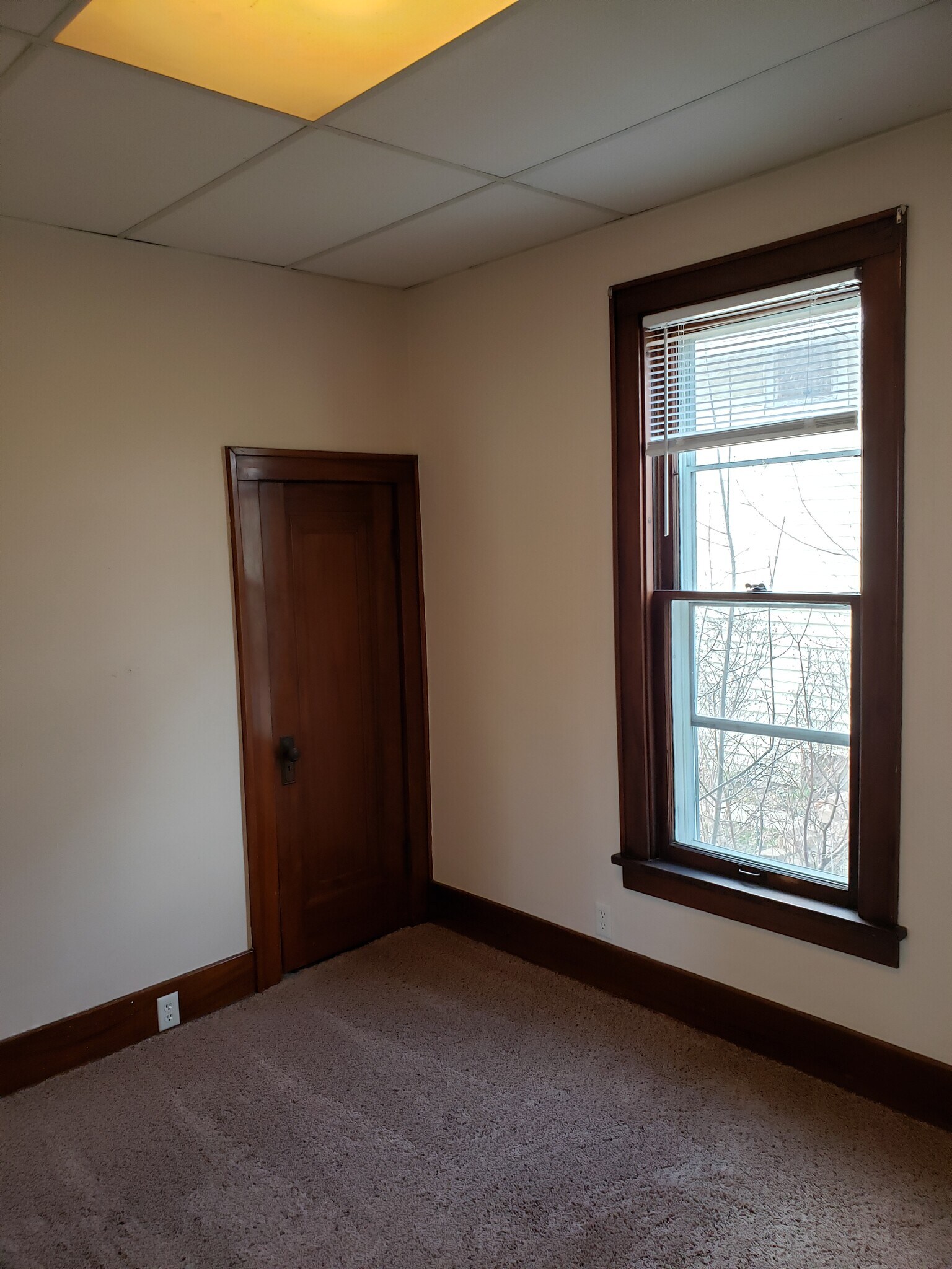 Building Photo - 558 Monroe St