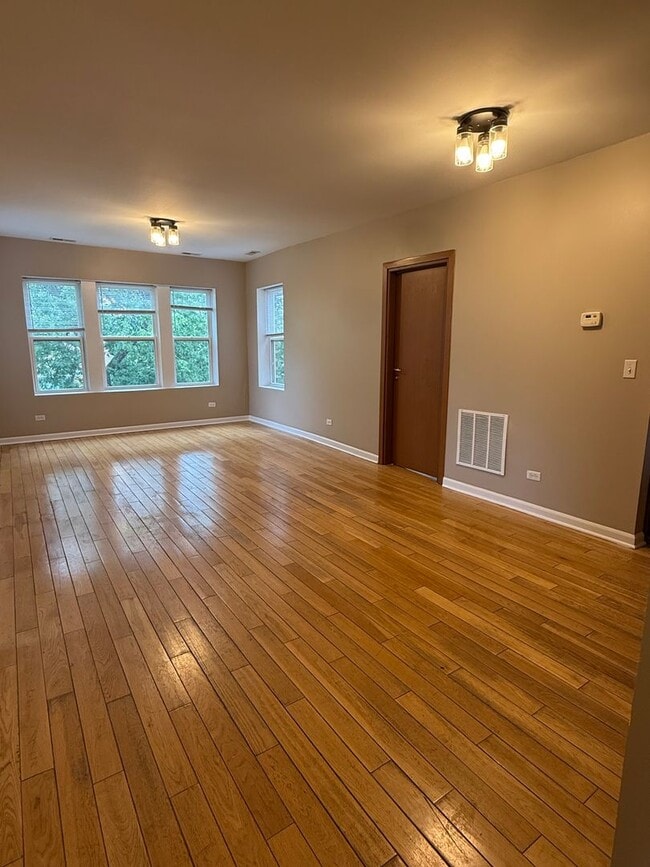 Building Photo - 3 Bedroom 2 Bath Apartment in Rogers Park