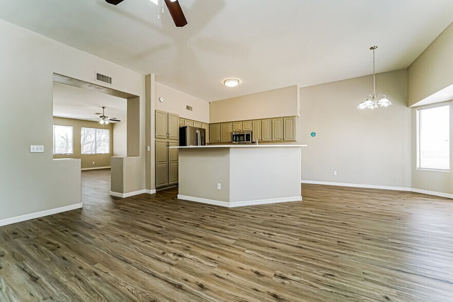 Building Photo - 1534 W Churchill Pl