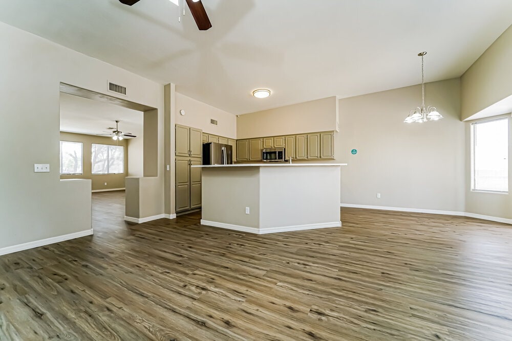 Building Photo - 1534 W Churchill Pl