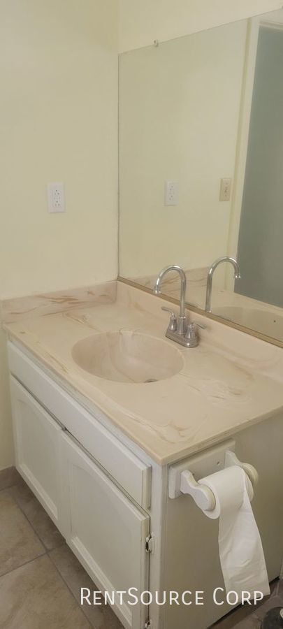 Building Photo - 3 Bedroom 2 Bath Single Family Home in Bar...