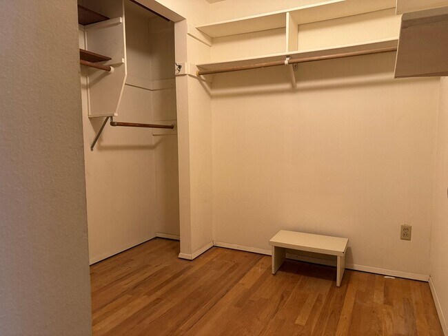 Building Photo - Cozy 5 bedr 3 bath rambler with daylight b...