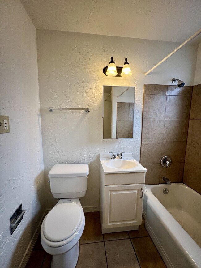 Building Photo - 2 bedroom / 1 bath close to KAFB and I-25 Move-in Special!