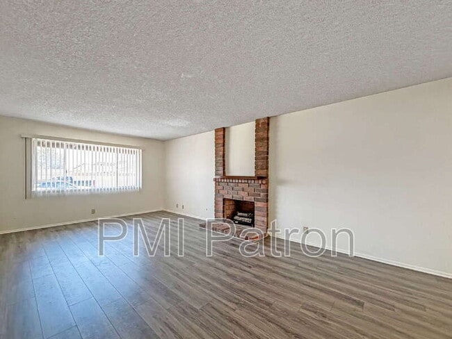 Building Photo - 8941 Mint Ave