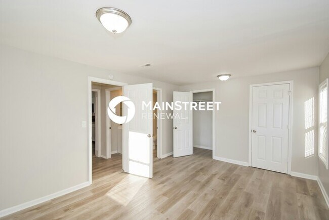 Building Photo - 3 Bedroom Pet-Friendly Home in Indianapolis, IN with Main Street Renewal