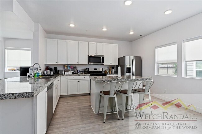 Building Photo - Townhome with Style and Space Close to Dow...