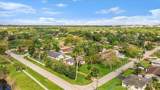 Building Photo - 4421 SW 73rd Terrace