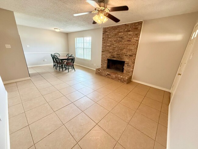 Building Photo - 3-bed/2-bath near Paluxy/Grande!
