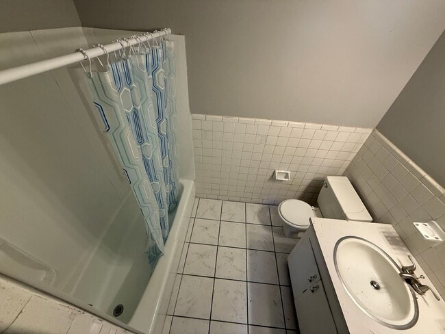 Building Photo - 121 Robinson St