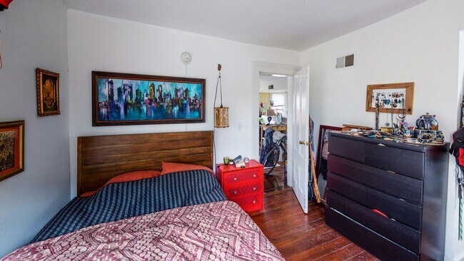 Building Photo - Luxuriously Remodeled 1BR Suite in East Rock | Designer Island Kitchen | Steps to Yale SOM