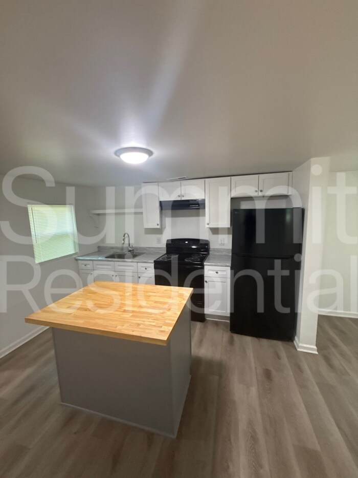 Building Photo - 604 Betty St