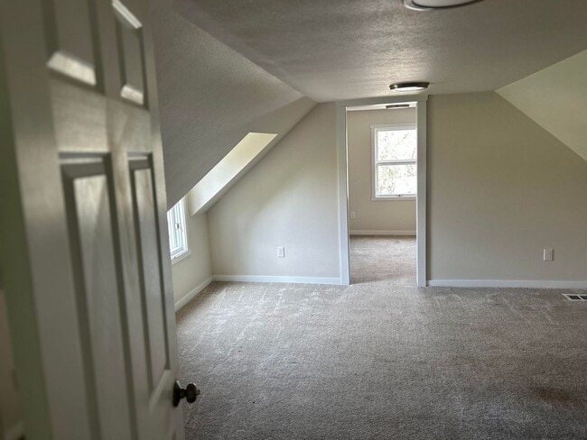 Building Photo - 3 Bedroom House