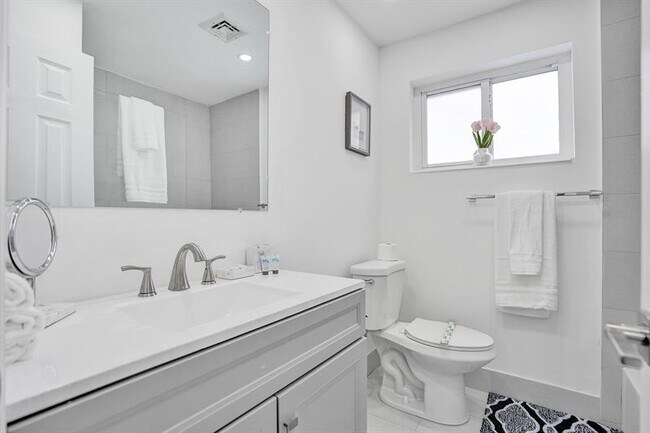 Building Photo - 2114 N 42nd Ave