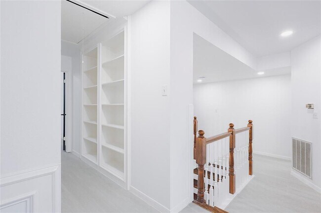 Building Photo - 17527 Sandy Cliffs Dr