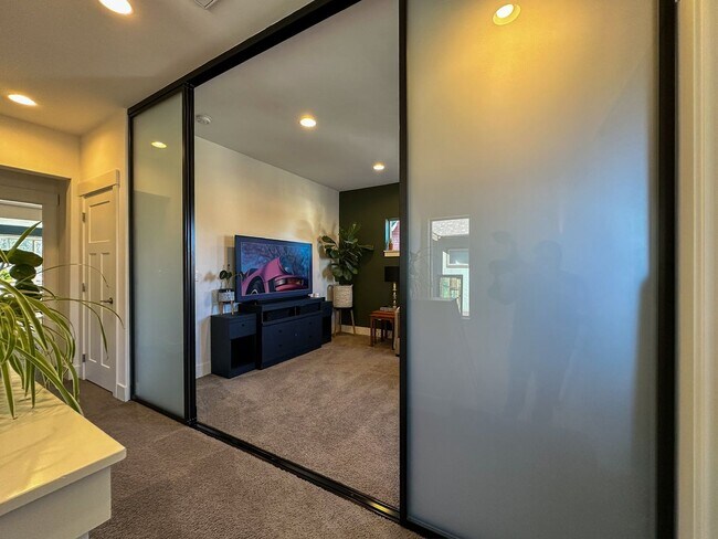 Building Photo - Stunning home available in Stone Creek!  M...