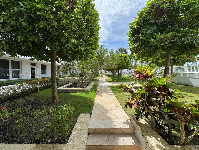 Building Photo - 4747 Collins Ave