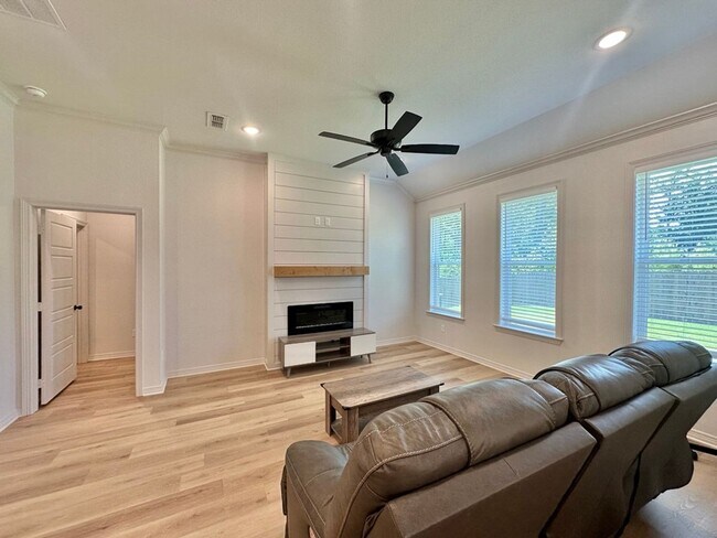 Building Photo - Coming Soon! Stunning 3/2.5/2 with a Study!