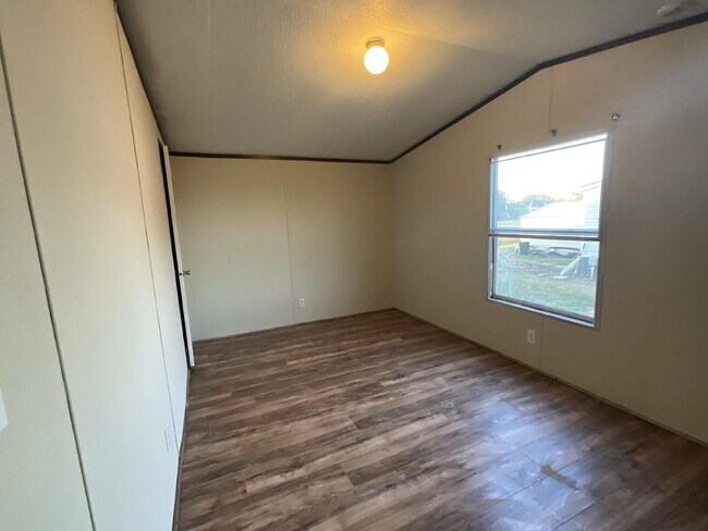 Building Photo - Charming 3-Bed, 2-Bath Retreat: Spacious 1216 Sq Ft Mobile Home in Peaceful Brazoria, TX!
