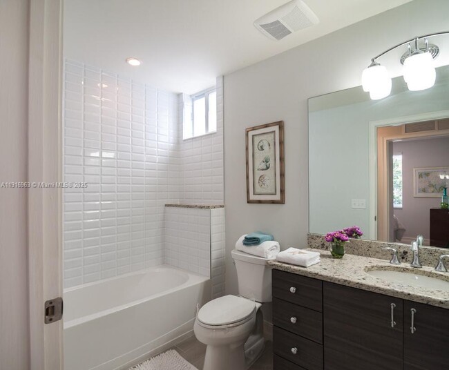 Building Photo - 833 SW 13th Ct