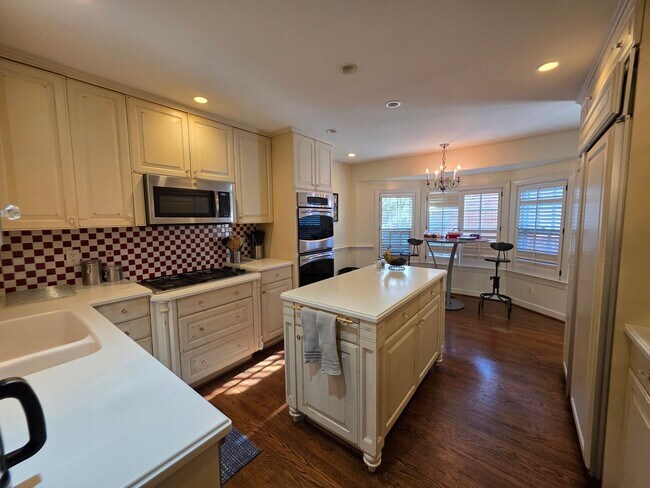 Building Photo - Ghent Square