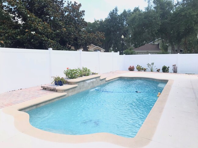 Building Photo - Beautiful Pool Home in the Villages of Eas...