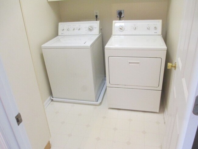 Building Photo - Lovely 3br/2.5ba in exc community, 2 car gar, exc deck, comm rec included!! Avail July 15, 2026!