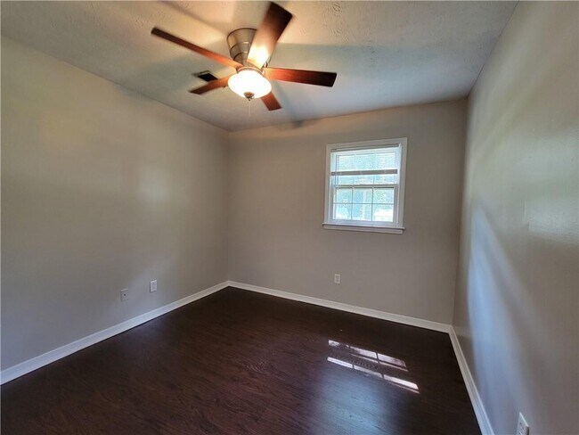 Building Photo - 2506 Windmere Dr NW