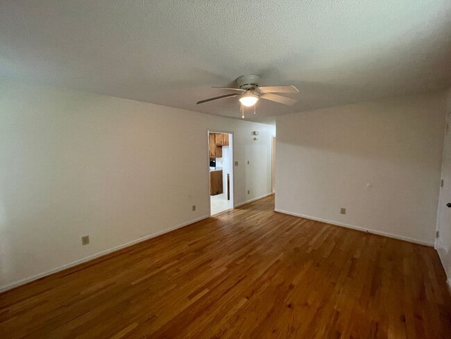 Building Photo - 3 bedroom 2 bath house available