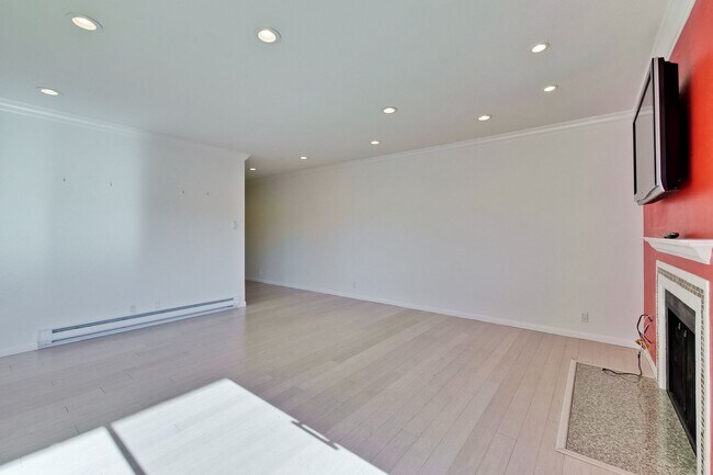 Building Photo - 1108 Shoreline Dr