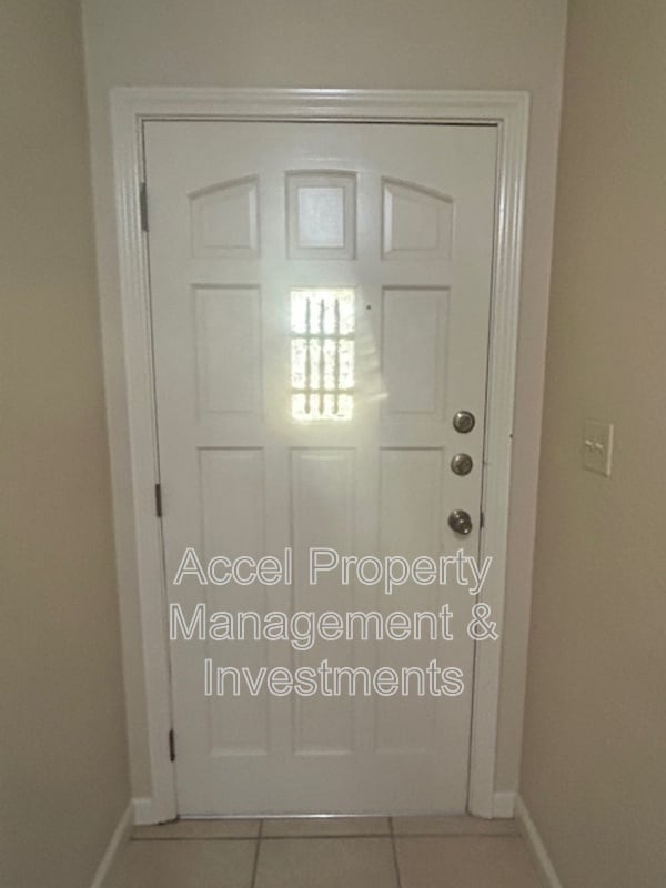 Building Photo - 2405 Mimosa St