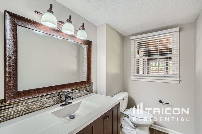 Building Photo - 3321 Manchester Dr SW