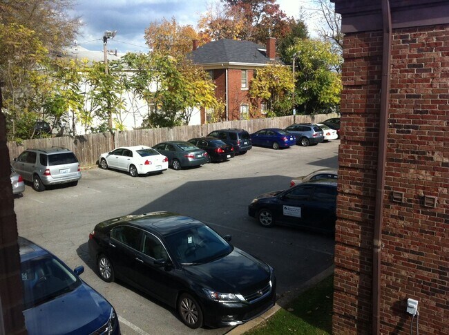 Building Photo - COMING SOON! Attractive Condo, Lots of Upgrades! Walk to UK! W/D, Off-Street Parking