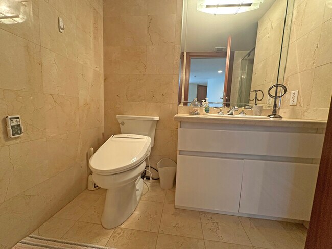 Building Photo - Stunning furnished 3-bedroom, 3-bathroom c...