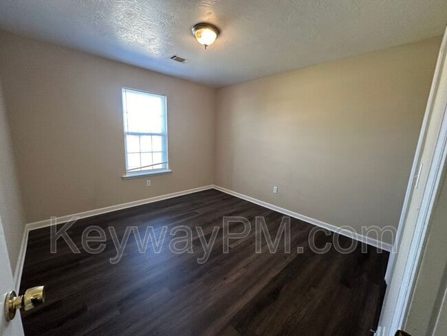 Building Photo - 221 Taylor Cir