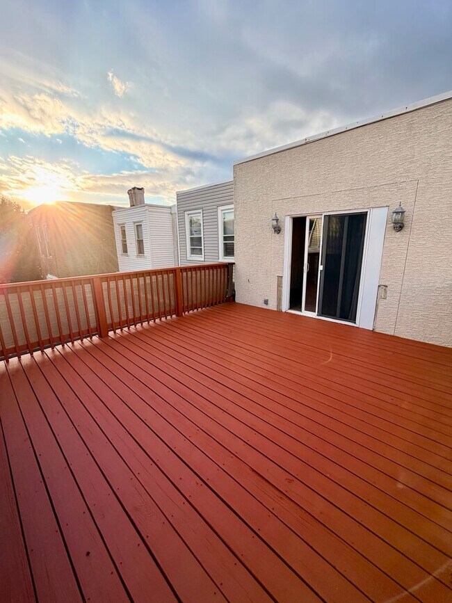 Building Photo - 3 bed 2.5 bath in Port Richmond with Garag...