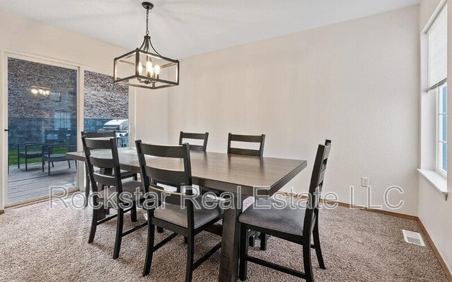 Building Photo - 607 W Persimmon Ln
