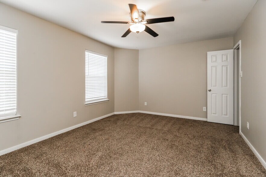 Building Photo - 29050 Village Creek Loop