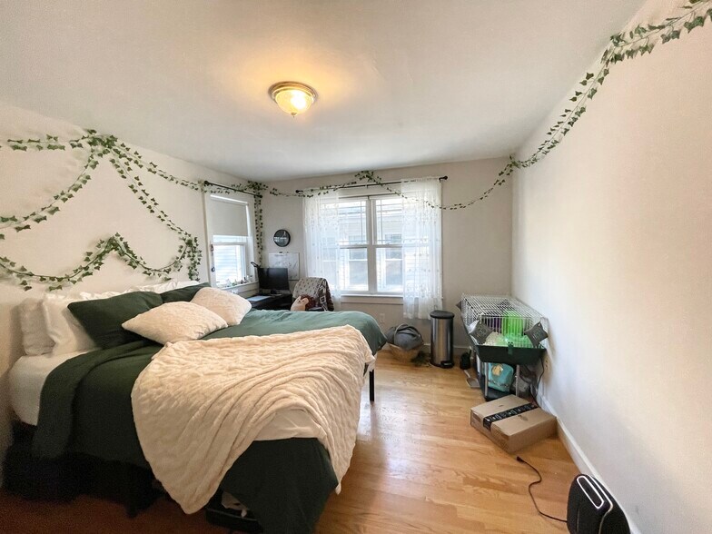 Building Photo - 23 Iroquois St