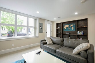 Building Photo - 717 F St NE