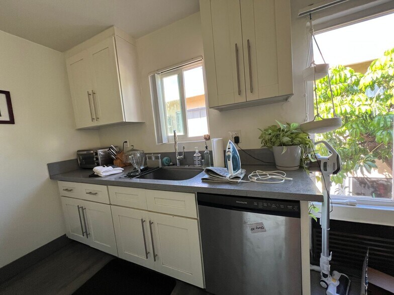 Building Photo - 3359 Mentone Ave